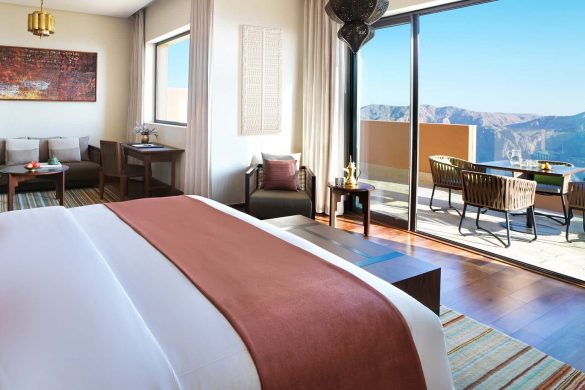 anantara_al_jabal_al_akhdar_royal_mountain_villa_master_bedroom_01_1920x1037